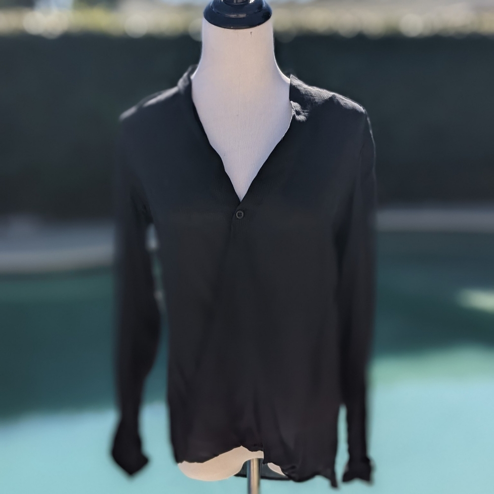 Cloth and stone blouse 1 button close in front.